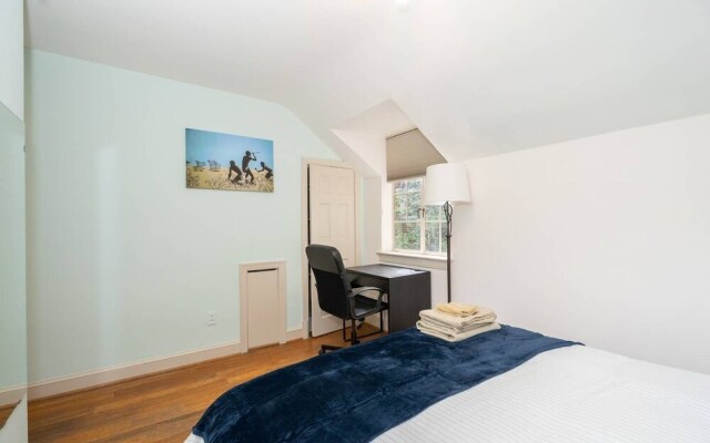 Spacious 4BR CozySuites in Old Town Alexandria