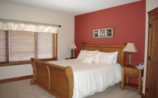 Timber Stone Lodge by RMA