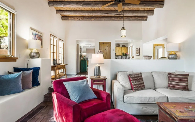 Old Santa Fe Trail - Walk Everywhere, Kiva Fireplace, Amazing Natural Light
