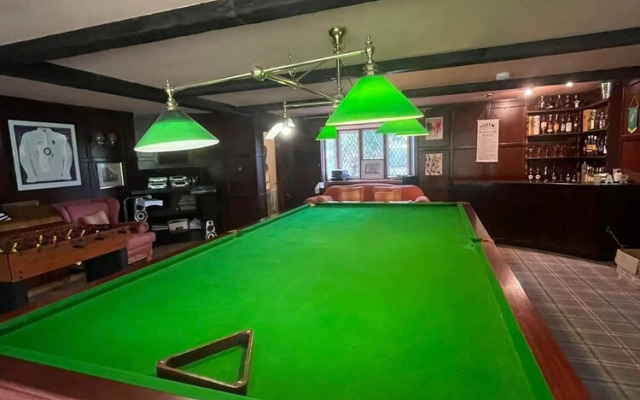 Remarkable 8 Bed Family House Sleeping 16 w/ Pool