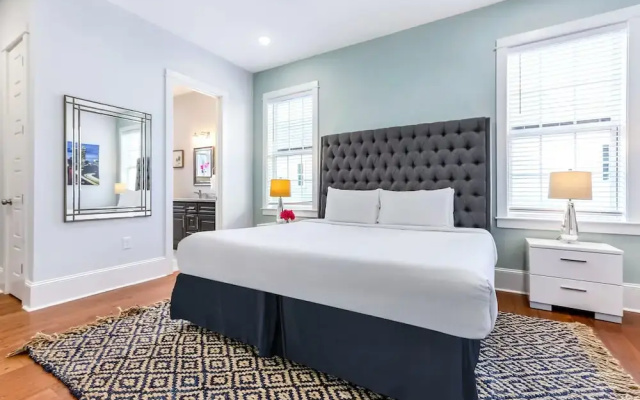 Spacious 5 BR Retreat with Pool - Near It All