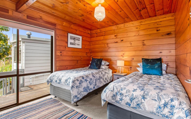 Bay Vista Views - Raglan Holiday Home