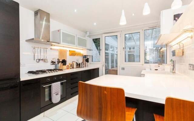 Contemporary 2BD Garden Maisonette Near Angel