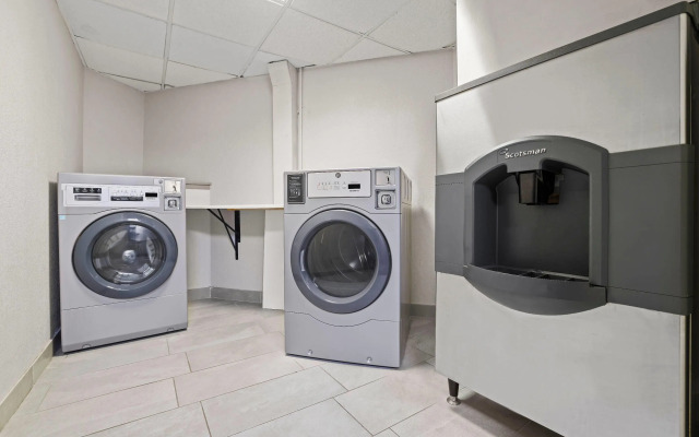 Days Inn by Wyndham Utica