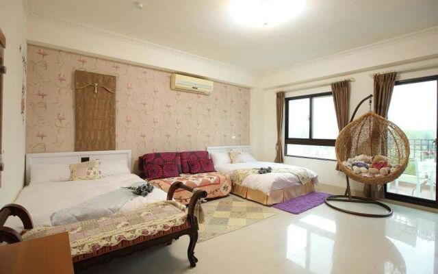 Textile Girl Romantic Homestay