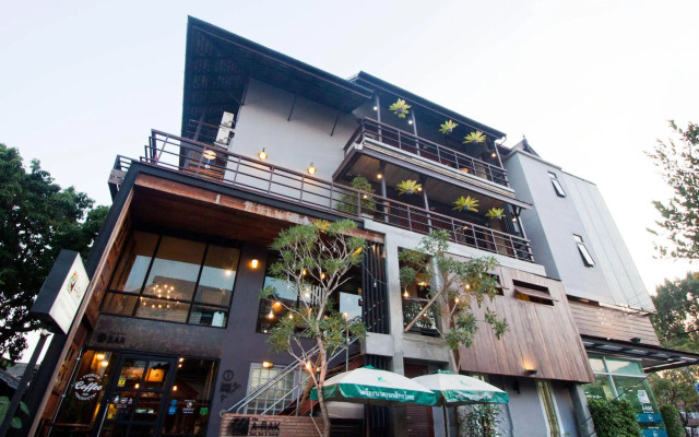 The Arak Bed Bar and Hostel
