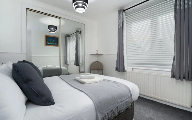 2-bed Flat, Wishaw, Free Parking, Family-friendly