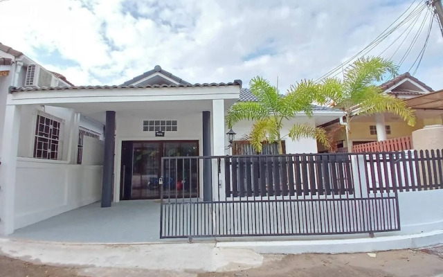 White House With 2br-1bath Near Kathu Water Fall