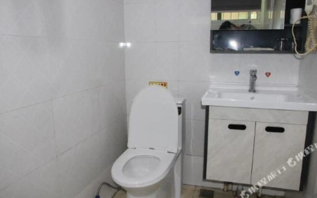 Zhenhua Business Hotel (South Bus Station Desiqin Square Branch)