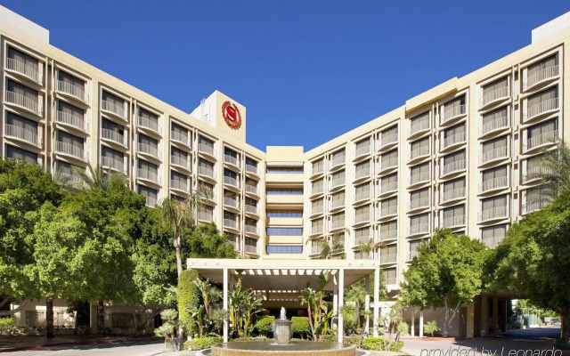 Sheraton Crescent Hotel