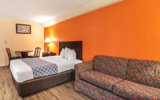 Econo Lodge Inn & Suites Windsor Locks Bradley Airport
