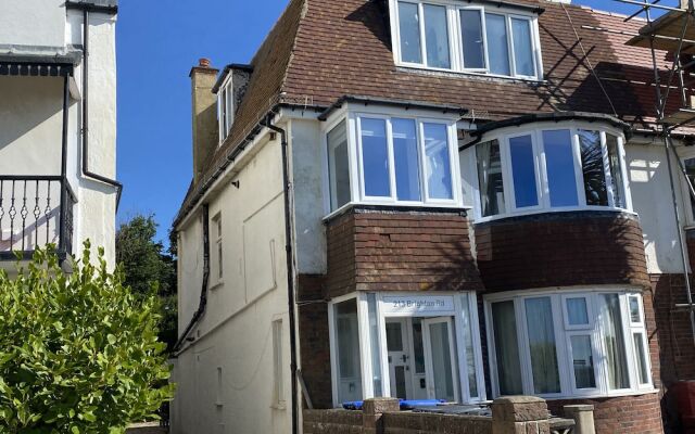 Worthing Beach 180 - 2 bed Seafront With Parking