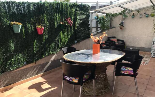 apartamento con amplia terraza cerca del hospital clínico