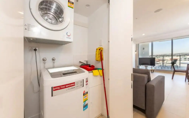 Modern 1 Bedroom Apartment With Stunning CBD Skyline Views