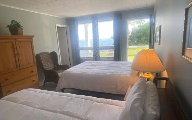 High Tide Inn