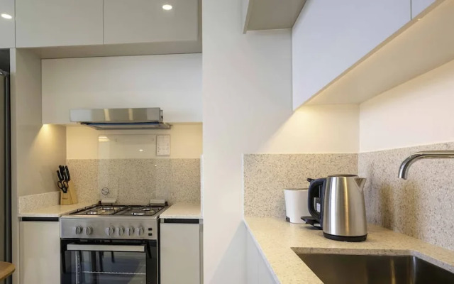 LUX The Marina Vista Beachfront Suite 2