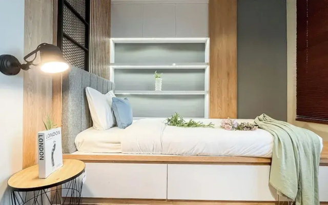 Wooden Nest 2Br Without Living Room At Evenciio Margonda Apartment
