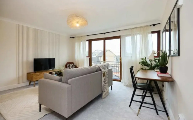 The Isleworth Place - Stunning 1bdr Flat With Balcony