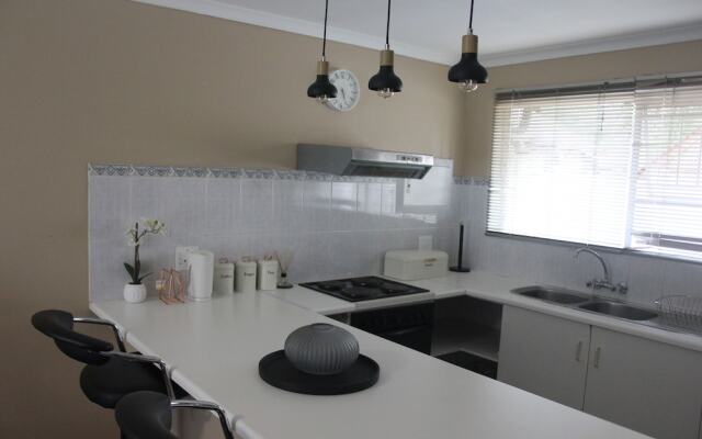 Chic & Serene 1-Bed Haven in Roodepoort