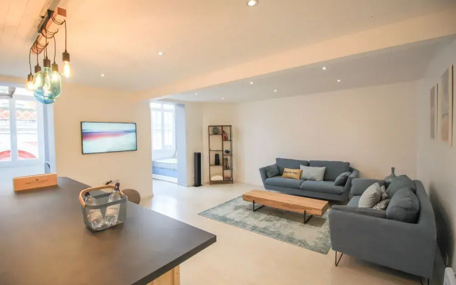 Maison bleue du bassin