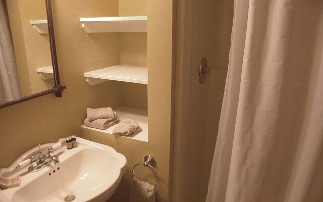 Mountaintop Lodge at Lake Naomi