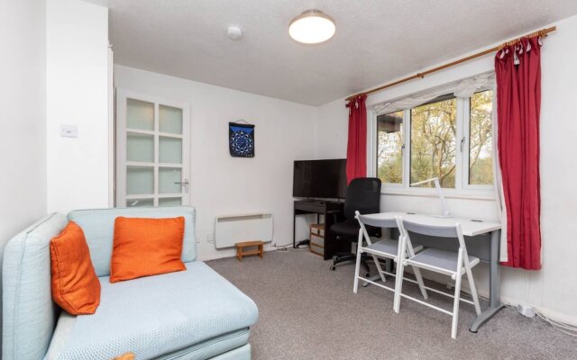 1 Bedroom Light Studio Flat in Surrey Quays