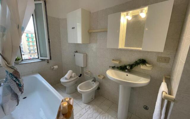 [Via XXV Aprile] 4 Locali - Di Fronte al Mare