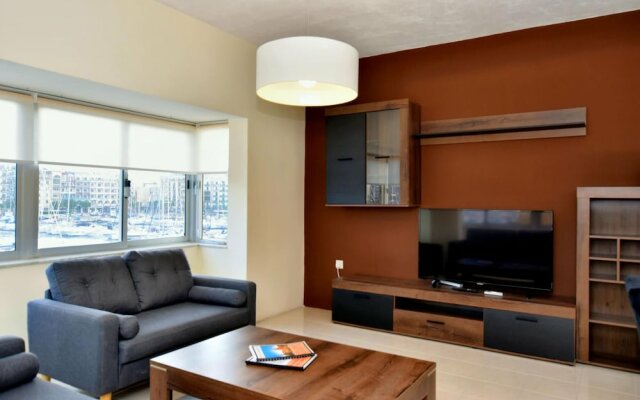 Bright and Spacious 2 Bedroom Apartment With Harbour View - 3