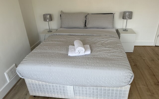 Immaculate 4-bed House in Enfield Near Enfield loc
