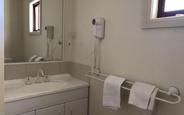 Outback Quarters Motel Hay