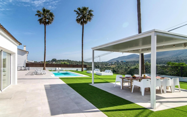 PALM TREE VILLA - 5BDR Paradise Pool / Chill Out Beds