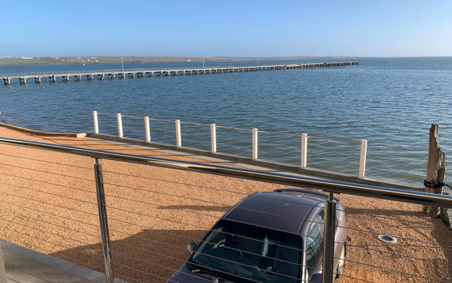 Beachside & Jetty View Apartment 2 -Skippers Apartment