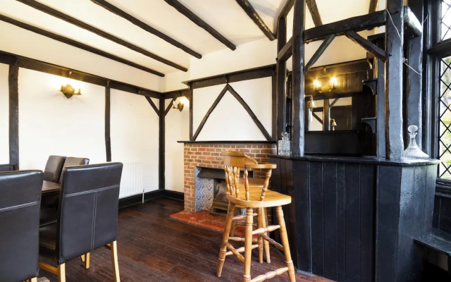 Large Riverside House in Wraysbury, Staines