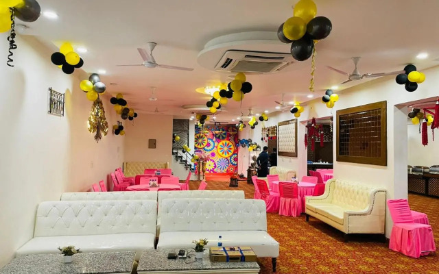 OYO 22115 Hotel D Plaza