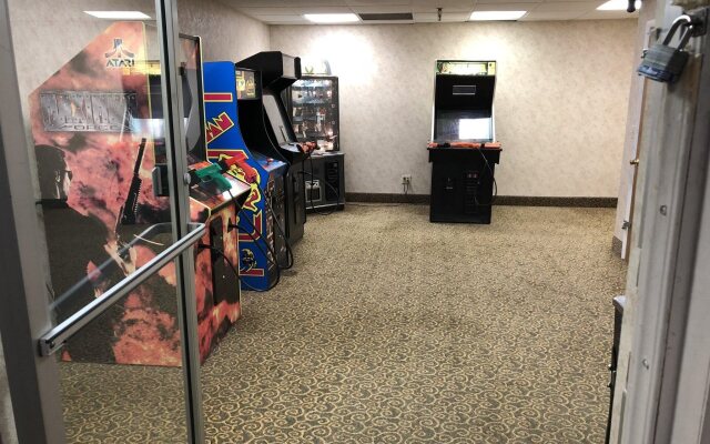 Holiday Lodge Hotel & Conference Center