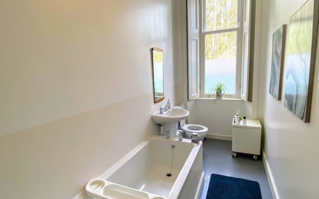 Outstanding, Georgian Flat Overlooking the bay