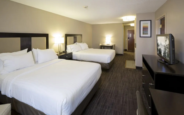 Holiday Inn Express Suites St. Joseph Lakefront
