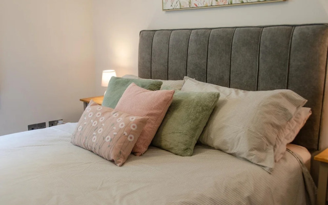 Modern 2-Bed Flat In Tavistock Centre