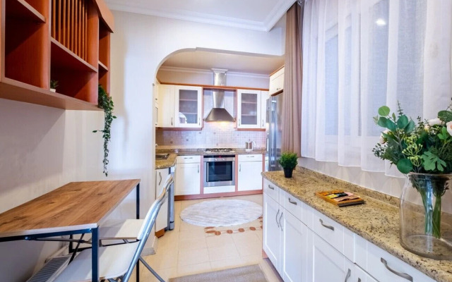 Chic Flat With Balcony Near Moda Shore