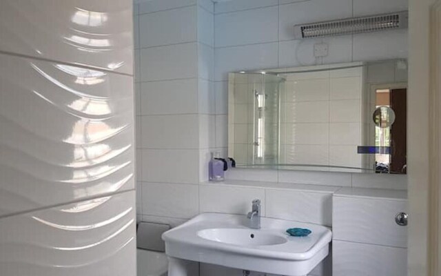 Inviting 5-bed House in London