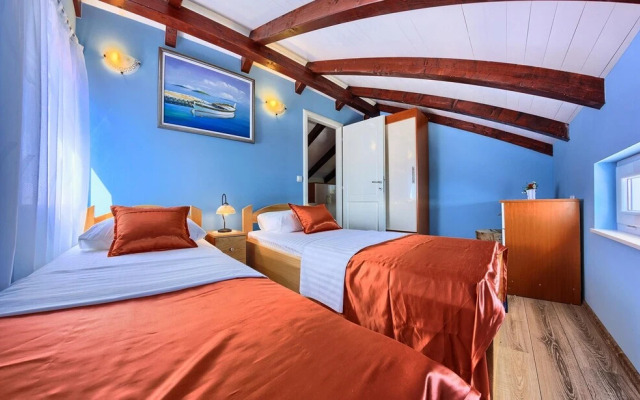 Beachfront Luxury Villa w. Pool & Large Garden