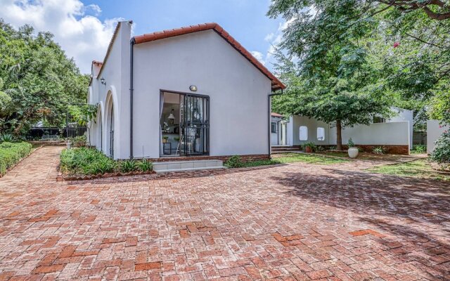 The Cottage-1 Bed-pool-bbq-fibre-solar-samrand