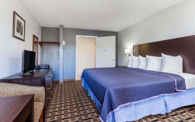 Super 8 by Wyndham Orlando Near Florida Mall