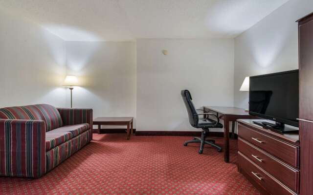 Econo Lodge Inn & Suites