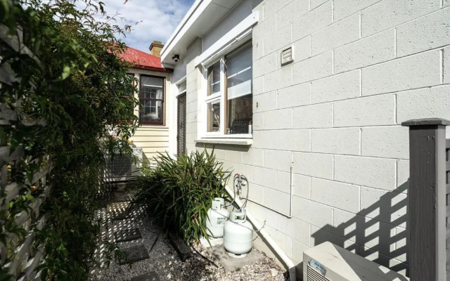 Ms Sophia's Studio Apartment