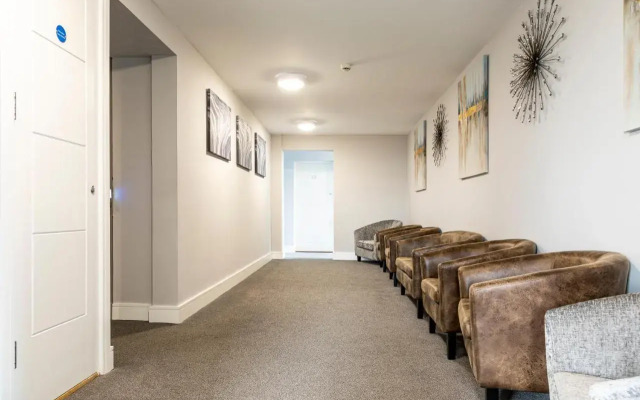 Attractive 2 Bedroom Penthouse with free Parking