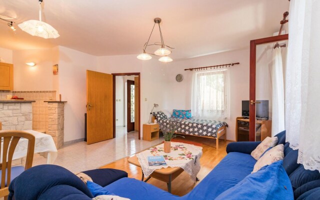 Nice Apartment in Valbandon With Wifi and 2 Bedrooms