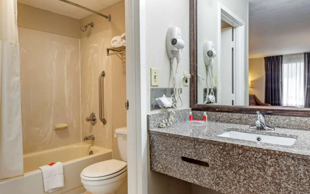 Travelodge by Wyndham North Charleston