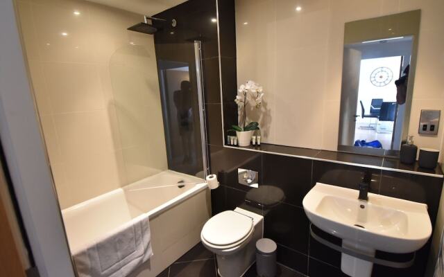 Contemporary Apartment in Sheffield near River