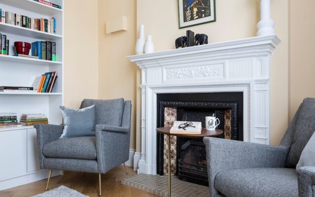 5BR Family Home in Leafy SW London